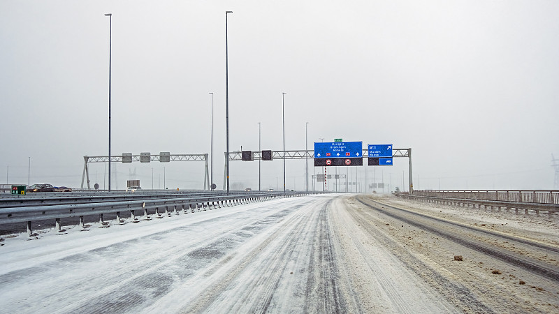 在荷兰阿姆斯特丹附近的A1高速公路上，在暴风雪中驾车