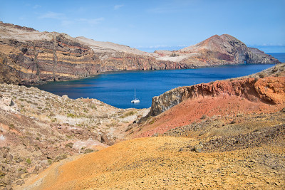 夏日的马德拉岛，圣洛伦佐(Ponta de São Lourenço)，五彩斑斓的赭色沙滩，大海和小