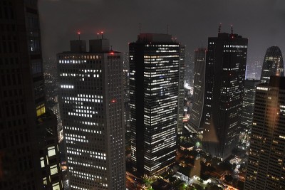 东京日本的天际线和摩天大楼，鸟瞰图，周围的新宿区。亚洲。