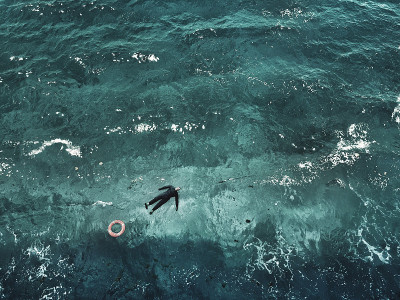 海上救生训练中的假人、救生圈
