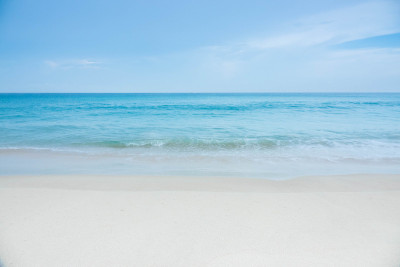 泰国普吉岛海滩上的蓝色海浪