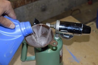 汽油喷灯通过漏斗注入
