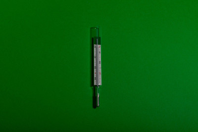 绿色背景上有关于冠状病毒、COVID -19、与病毒作战、疫苗接种、医疗用品、注射器、口罩、维生素片