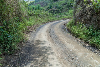 哥伦比亚Tierradentro山谷的砾石路。