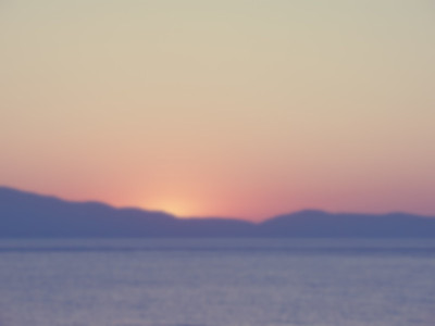 海上模糊的夕阳
