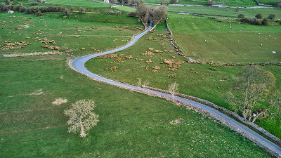 蜿蜒的乡村道路穿过风景，温斯利代尔，北约克郡，约克郡谷，英格兰，英国
