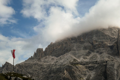 Oberbachernspitze -意大利Dolomites的一面Tirolian旗帜在风中飘扬。