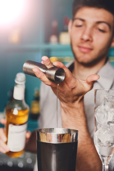 调酒师的手在制作烈酒鸡尾酒