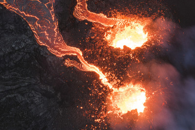 山景中炽热的火山熔岩