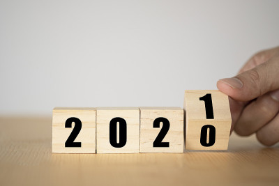 2020年到2021年，用手翻转木块。新年和假日概念。