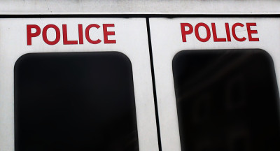 警察将停在英国伦敦大街上的车辆降落