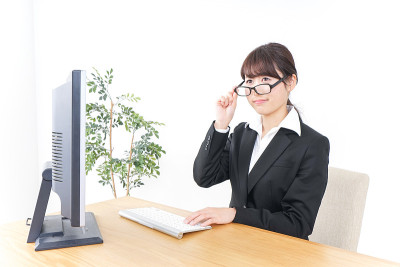 患有干眼症的女商人