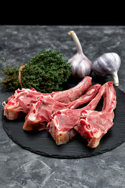 原始牛仔牛排。大理石牛肉和香料在石头背景