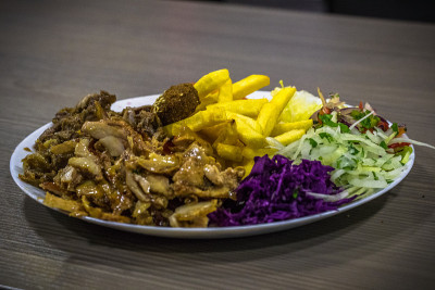 阿拉伯食物沙瓦玛配薯条