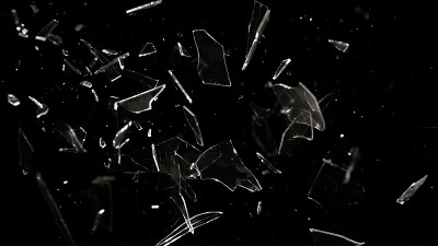 工作室全框架宽板拍摄真实的窗户玻璃窗格粉碎和打破在黑色背景