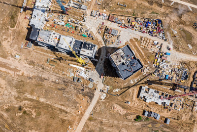 在一个新的住宅区建造公寓楼。无人机鸟瞰图