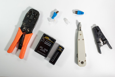 卷线机和剪线机隔离在白色背景上。STP Cat 5双绞线以太网双绞线工具，RJ45网线压线钳。局域网