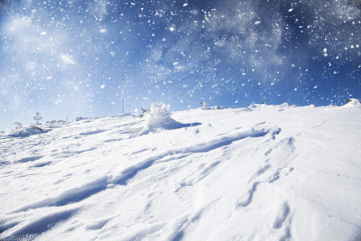 雪山中的山坡
