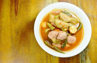 香辣鱼丸配蔬菜红咖喱汤