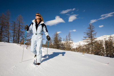 女人拿着球拍在雪地里走