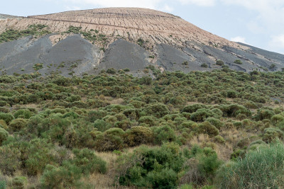 从徒步旅行小径的底部看到的火山