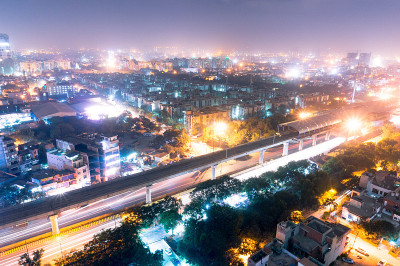 夜晚的诺伊达地铁站映衬着城市的风景