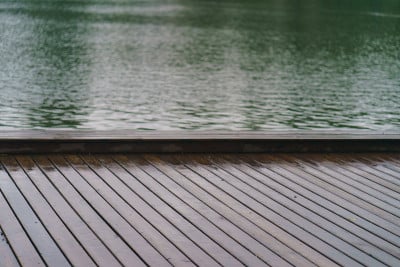 莫斯科河的河堤在夏日的雨中