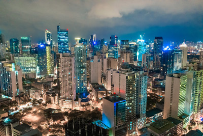 摩天楼马卡蒂的夜景，马尼拉的商业区，菲律宾。