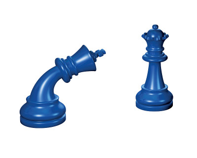 蓝色象棋国王向王后鞠躬