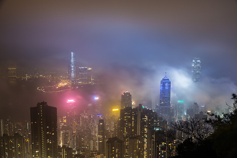 薄雾季节香港维多利亚港的山顶景色