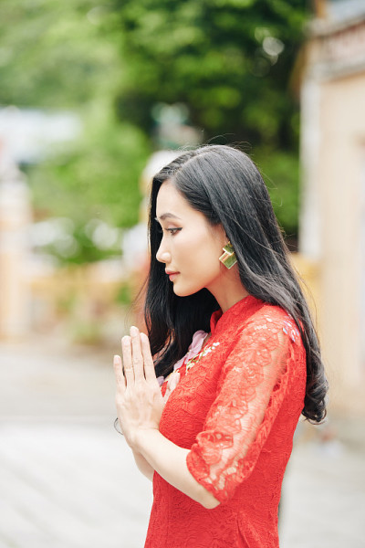 祈祷的年轻女子