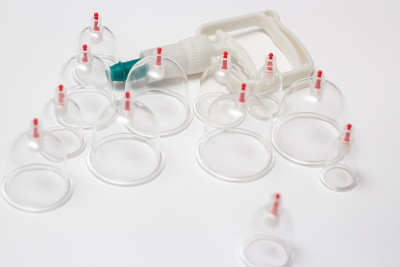 hijama jar。真空泵的白色背景