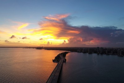 美国迈阿密比斯坎湾日落鸟瞰图。伟大的景观。假期旅行。旅游目的地。热带风光。