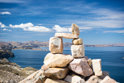 在太阳岛，喀喀湖的石堆与风景如画的景观，在玻利维亚最风景优美的旅游目的地之一。