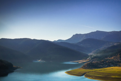 山湖岸边
