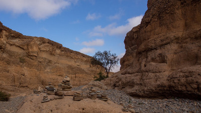 塞斯里姆峡谷(Sesriem Canyon)河床上的岩石堆，这是纳米比亚塞斯里姆(Sesriem)著