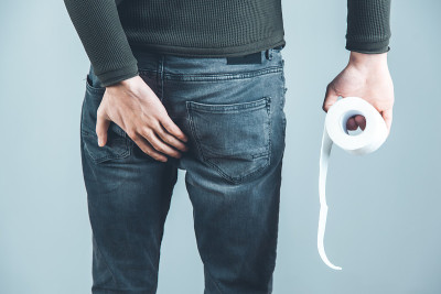 男人用手纸摸屁股