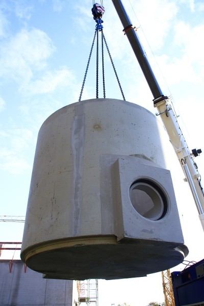 在建筑工地运送污水井