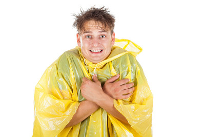 穿着黄色雨衣的年轻人
