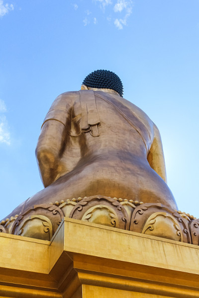 在不丹廷布的Kuensel Phodrang自然公园，从多丹玛佛像后面往上看