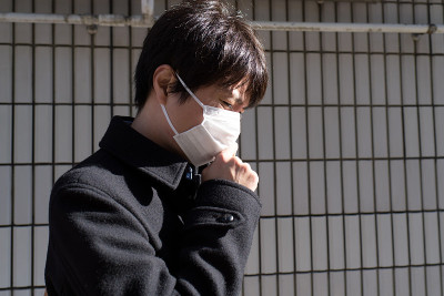 戴口罩的男人在咳嗽