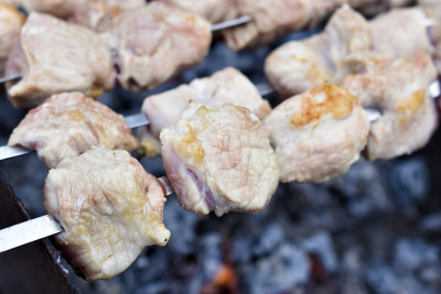 烤肉叉上的热腾腾的美味烤肉