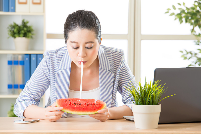 自信的女商人喜欢真正的水果西瓜汁