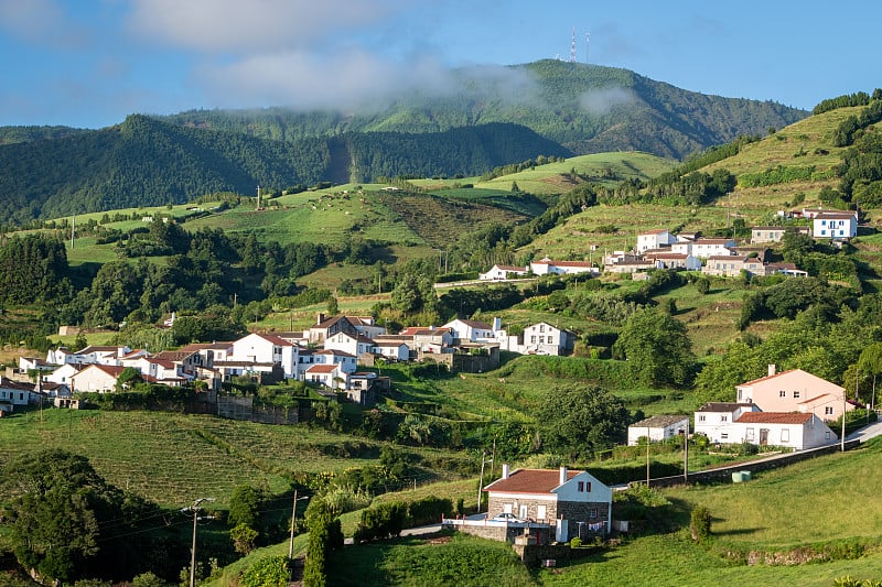 葡萄牙亚速尔群岛圣米格尔岛东北海岸的Pedreira村和Pico do Bartolomeu