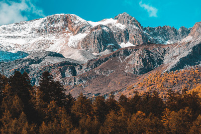 五彩缤纷的秋林和雪山在亚丁自然保护区，最后的香格里拉