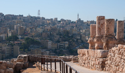 安曼:从安曼城堡(Amman Citadel)顶部俯瞰首都安曼全景，这里是历史和考古遗址，也是城市的