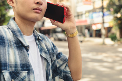 一名亚洲男子在等出租车