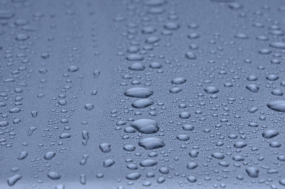 在金属上滴水