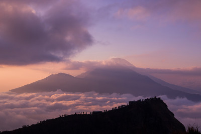日出时云雾美景