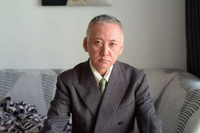 成熟的日本商人被隔离在家